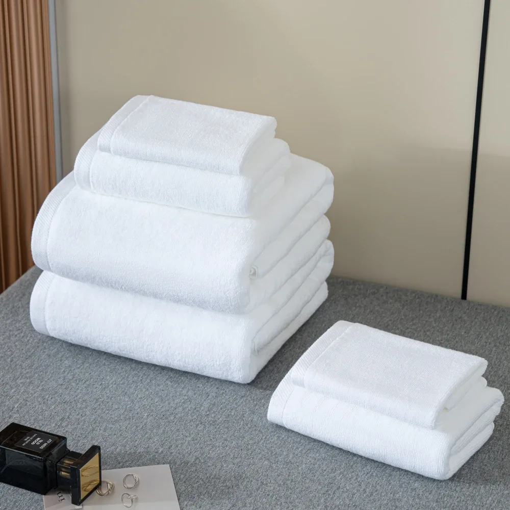 Weißes Hotelhandtuch aus Baumwolle