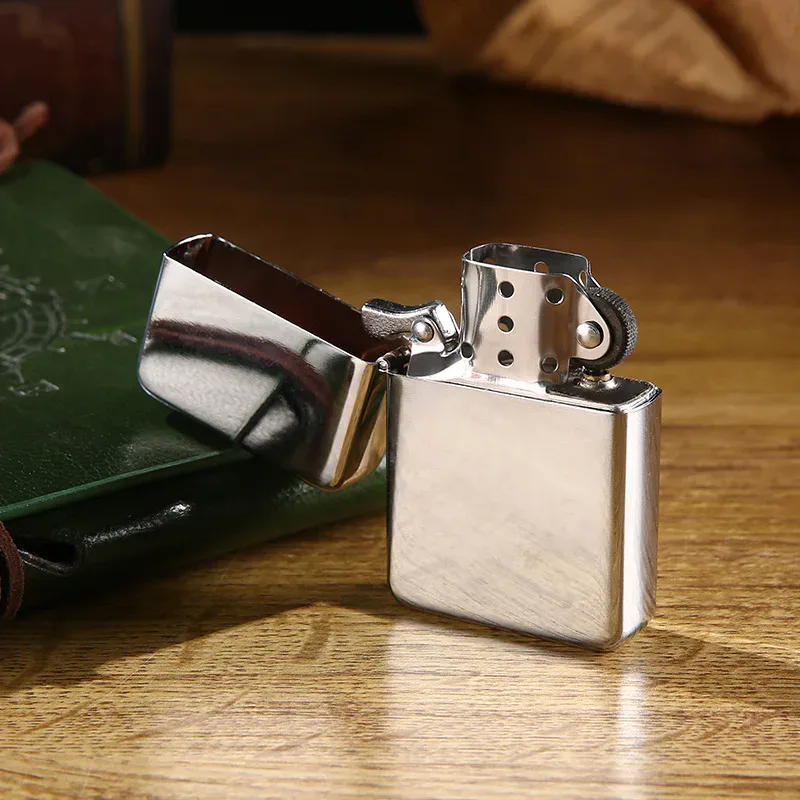 Briquet à essence chromé