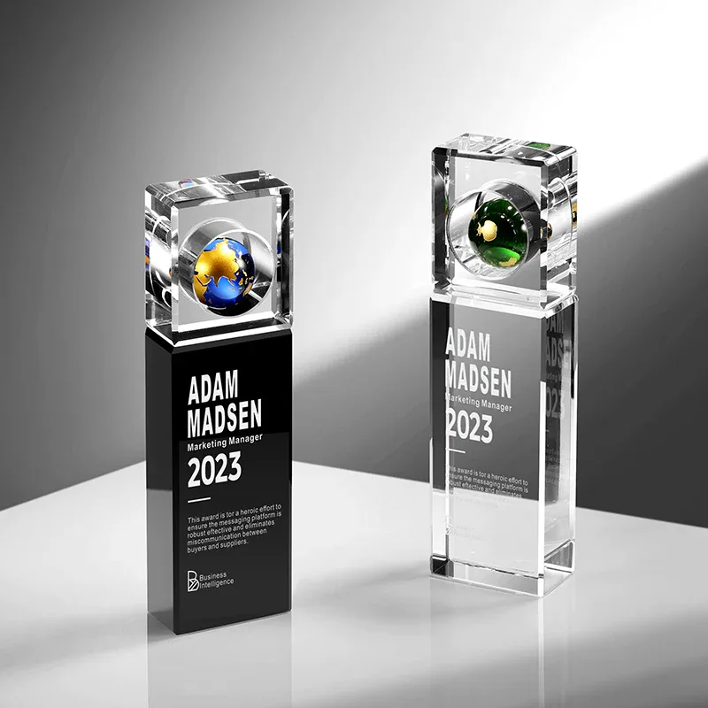 Trofeo de cristal con globo terráqueo de vidrio