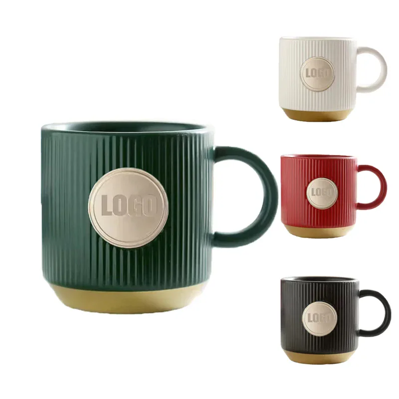 Taza de cerámica acanalada con placa metálica
