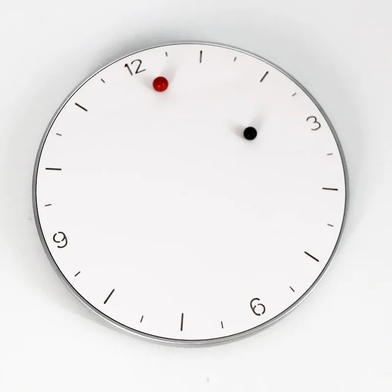 Wanduhr mit Magnetkugeln