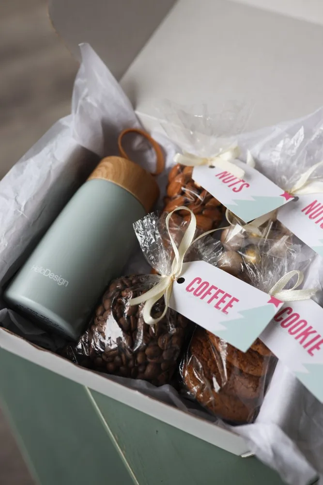 Set de regalo “Christmas Story”: termo, café y frutos secos