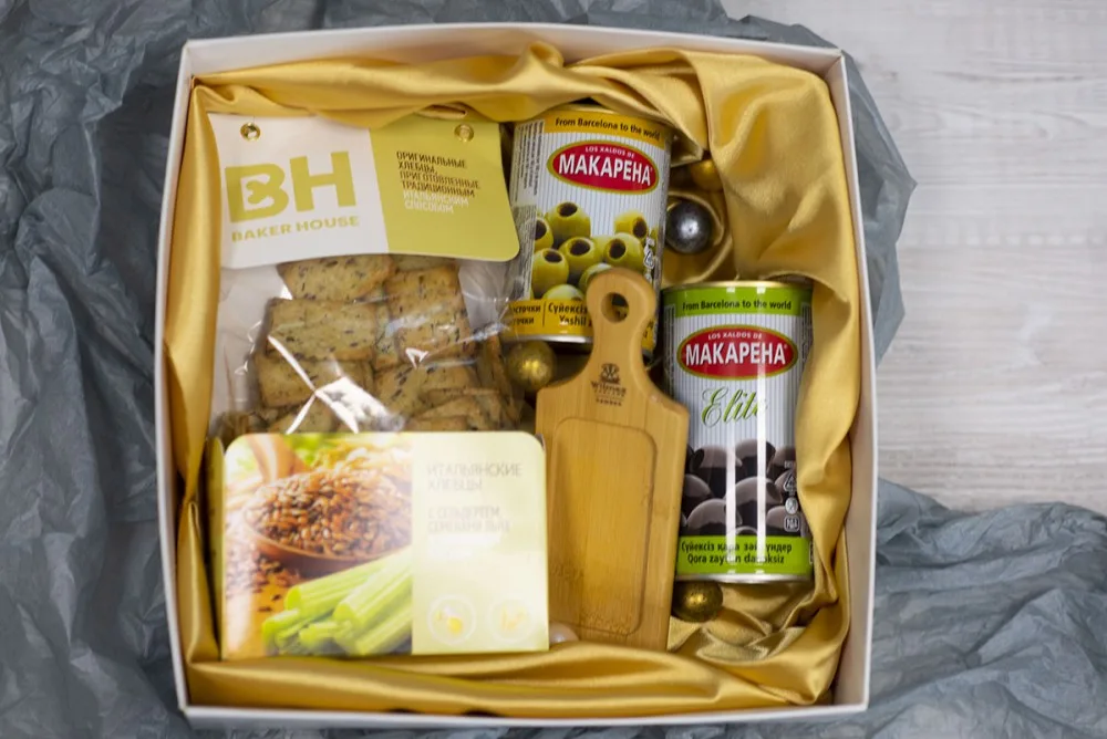 Set de regalo “Gastronomic”: aceitunas y tabla para servir
