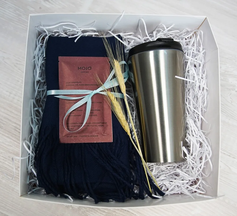 Coffret cadeau «Walks» : écharpe tricotée, bouteille isotherme et chocolat