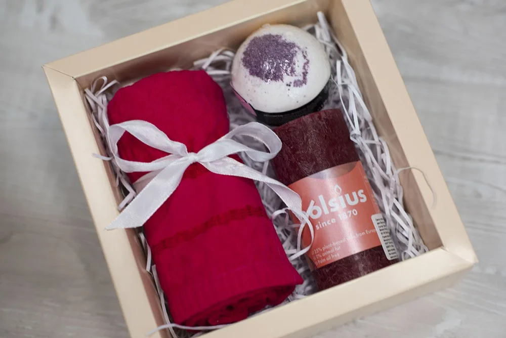Gift Set “Relax”: Red Towel, Bath Bomb and Candle