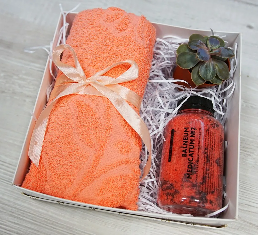 Geschenkset „Rose Garden“: Handtuch, Badezusatz und Sukkulente