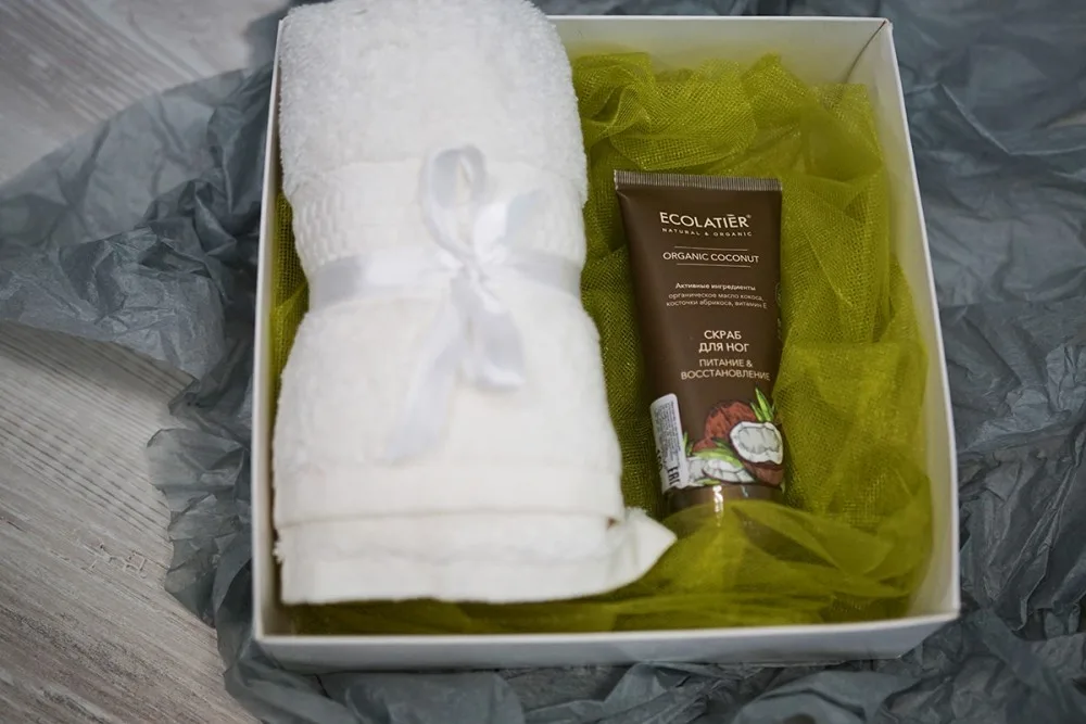 Set de regalo “Freshness”: toalla de rizo y exfoliante de pies