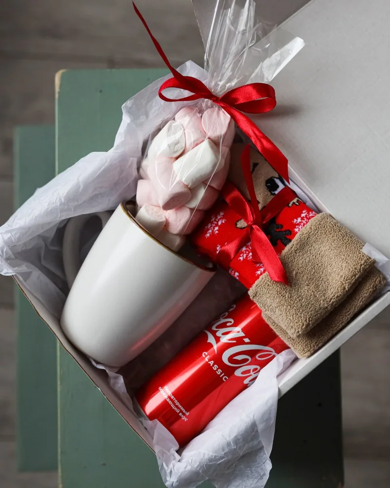 Gift Set “Delighted”: Mug, Treats and Christmas Socks