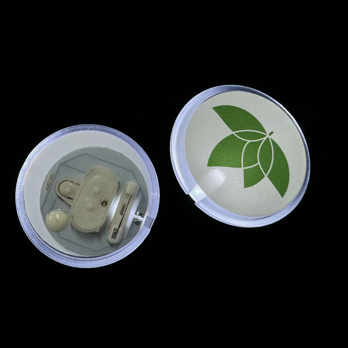 Leuchtende LED-Button-Anstecker
