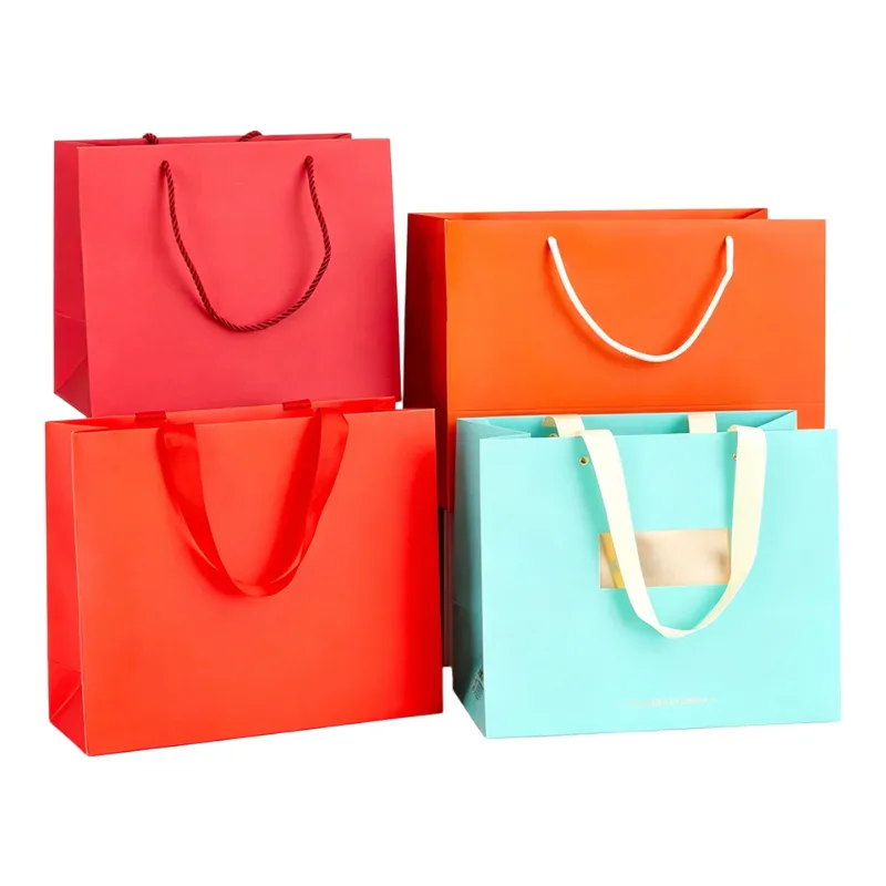 Sac en papier coloré à poignées