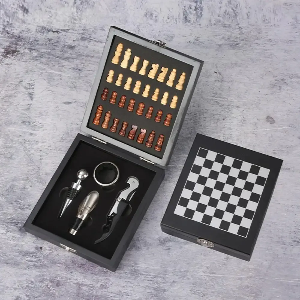 Set de accesorios de vino con ajedrez en estuche de madera